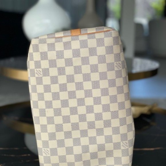 Louis Vuitton - Picture 5 of 6